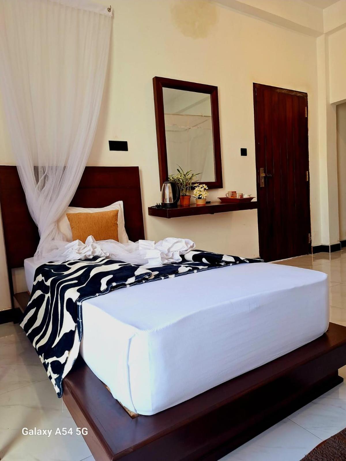 Ella Odyssey Inn Bagian luar foto