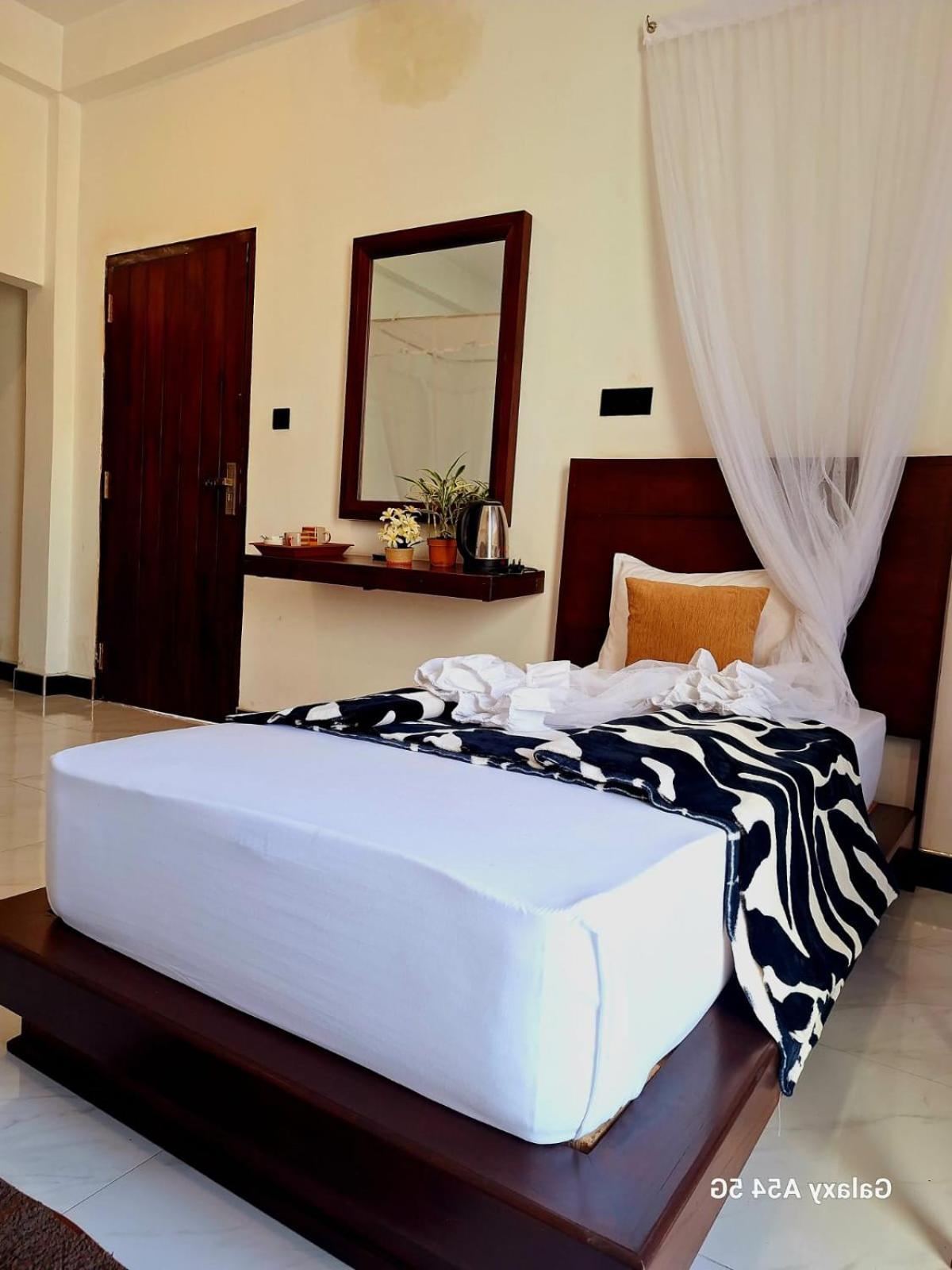 Ella Odyssey Inn Bagian luar foto